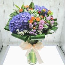Two Hydrangeas with 2 Kinds of Roses in Vase
