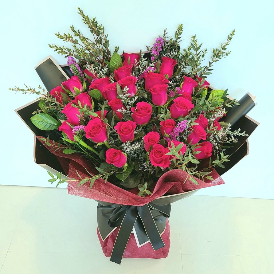 30pcs Roses Bouquet (colour at your own choice) 30pcs Roses Bouquet (colour at your own choice)