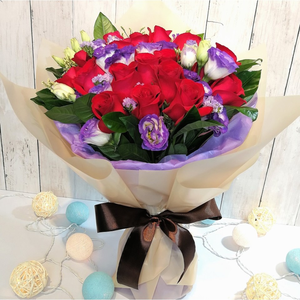 18pcs Roses Bouquet with Purple Lisianthus 18pcs Roses Bouquet with Purple Lisianthus